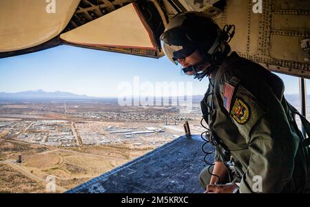 220323-N-GW654-1353 BASE AÉRIENNE DE DAVIS-MONTHAN, Arizona, (23 mars 2022) – le chef Naval Air Crewman (mécanique) Kami Mayer, originaire de Spenser, N.Y, affecté aux fournisseurs de l'escadron de soutien logistique de la flotte (VRC) 30, observe Tucson, Arizona, de la rampe de chargement d'un C-2A Greyhound, mars 23. VRC-30 est un escadron d'avions de logistique C-2A Greyhound qui soutient les États-Unis Transporteurs d'aéronefs de la flotte du Pacifique, y compris un détachement déployé vers l'avant attaché à l'escadre aérienne du transporteur (CVW) 5. Banque D'Images