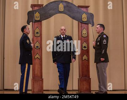 Le 46th Bataillon de soutien de l'aviation, 16th Brigade de l'aviation de combat, a organisé une cérémonie d'initiation de l'OEN au théâtre Evergreen, base interarmées Lewis-McChord, Washington, on 23 mars 2022. La cérémonie a servi de rite de passage pour 22 NCO nouvellement promus en 46th ASB et HHC, 16th CAB. Banque D'Images