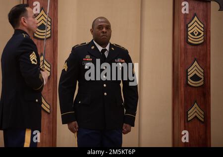 Le 46th Bataillon de soutien de l'aviation, 16th Brigade de l'aviation de combat, a organisé une cérémonie d'initiation de l'OEN au théâtre Evergreen, base interarmées Lewis-McChord, Washington, on 23 mars 2022. La cérémonie a servi de rite de passage pour 22 NCO nouvellement promus en 46th ASB et HHC, 16th CAB. Banque D'Images