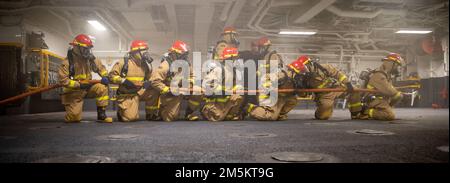 220323-N-TF178-1231 OCÉAN PACIFIQUE (23 mars 2022) – les marins combattent un feu simulé lors d'un exercice de quartier général à bord du navire d'assaut amphibie USS Makin Island (LHD 8), 23 mars. L'île Makin est en cours d'exploitation courante dans la flotte américaine 3rd. Banque D'Images