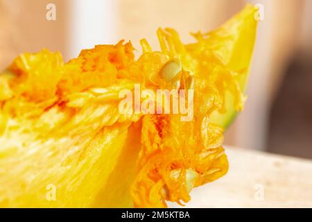 Citrouille, courge ou Muscade de Provence, Muscat de Provence la citrouille, couper avec la pâte et les graines Banque D'Images