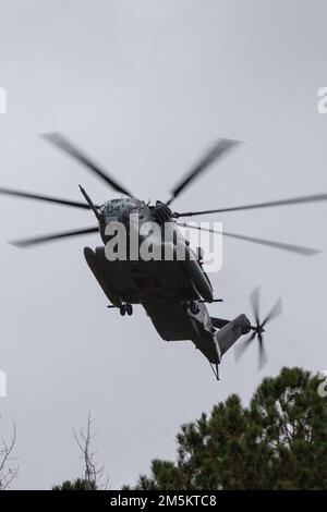 A ÉTATS-UNIS Marine corps CH-53E Super Stallion vole au-dessus pendant l'exercice Caribbean Urban Warrior sur le camp Lejeune, Caroline du Nord, 23 mars 2022. L'exercice est une évolution bilatérale de l'entraînement conçue pour accroître l'interopérabilité mondiale entre le 2D Bataillon de reconnaissance, la 2D Division marine et l'Escadron marin Carib. Banque D'Images