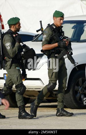 Des soldats de la police des frontières israélienne dans une patrouille de sécurité dans la vieille ville de Jérusalem. Banque D'Images