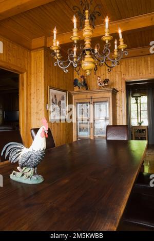 Longue table à manger et chaises dans la salle à manger à l'intérieur de l'ancienne maison de style cottage 1920s. Banque D'Images