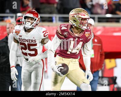 29 décembre 2022: Le grand receveur de Seminoles de l'État de Floride Johnny Wilson (14) réagit après avoir fait un 1st Down Catch pendant 2nd la moitié du Chez-IT Bowl entre les Seminoles de l'État de Floride et les Sooners d'Oklahoma. La FSU a battu l'Oklahoma 35-32 au Camping World Stadium d'Orlando, en Floride. Roméo T Guzman/CSM Banque D'Images
