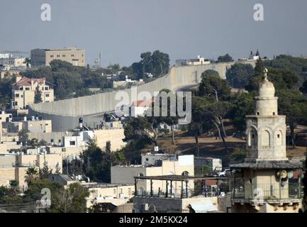 Des publicités pendues sur le mur-barrière construit par Israël en Cisjordanie, en Palestine. Banque D'Images