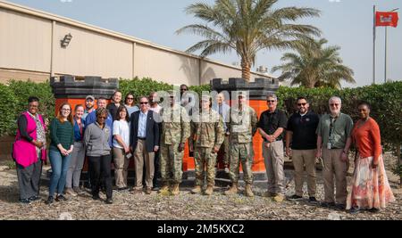 Responsables fonctionnels des États-Unis Le corps d'armée de la Division transatlantique des ingénieurs (TAD) pose avec les dirigeants et le personnel du District expéditionnaire à la suite de l'exposé succinct d'une visite d'assistance au personnel (VAA), sur le Camp Arifjan, Koweït, 23 mars 2022. Cette évaluation a été effectuée par l'équipe TAD VAA pour préparer le district expéditionnaire (TAE) à une inspection de suivi plus tard cette année. Il s'agit de la première évaluation de l'aide du personnel dans la courte histoire du district expéditionnaire tel qu'il a été formé en mai 2021, par la fusion du district transatlantique d'Afghanistan et de la Force opérationnelle Essayons. Banque D'Images