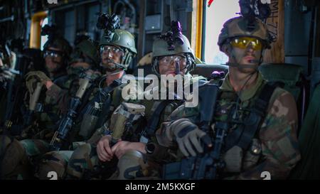 Les Marines néerlandaises avec le Marine Squadron Carib, corps des Marines des pays-Bas, attendent à bord d'un U.S. Corps maritime CH-53E Super Stallion, Escadron d'hélicoptères marins lourds-772, 4th Escadre d'avions marins, Réserve des forces maritimes, pendant l'exercice Caribbean Urban Warrior, au camp Lejeune, en Caroline du Nord, en 23 mars 2022. Cet exercice est une évolution bilatérale de l'entraînement conçue pour accroître l'interopérabilité entre les forces américaines et partenaires. Banque D'Images