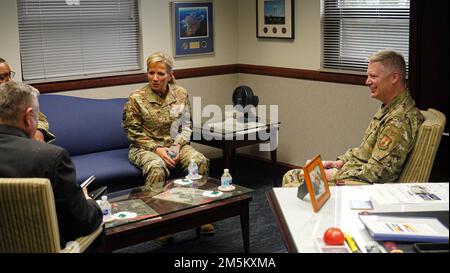 Le major général de la Force aérienne Shanna Woyak, directrice de l’organisation des installations militaires de traitement médical pour le petit marché et autonome, siège avec le col Charles D. Barkhurst, commandant adjoint de l’escadre de la base aérienne 88th, dans le bureau de Barkhurst, à 23 mars 2022, à la base aérienne Wright-Patterson, en Ohio. Wayok et son équipe, qui font partie du système de santé militaire, ont visité différents secteurs du PAMFB. (Photo de la Force aérienne par Kenneth Stiles) Banque D'Images