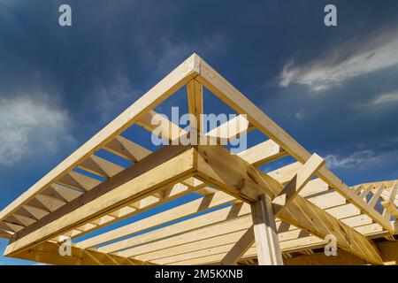 Lors de la construction d'une nouvelle poutre de toit en bois de la maison de bâton a été construite à partir d'un cadre de cadre adjacent fait de fermes. Banque D'Images