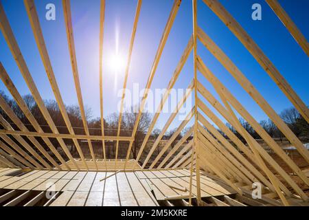 Lors de la construction d'une nouvelle poutre de toit en bois de la maison de bâton a été construite à partir d'un cadre de cadre adjacent fait de fermes. Banque D'Images