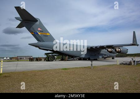 ÉTATS-UNIS Marines et États-Unis Des aviateurs chargent un Kalmar RT240 sur un C-17 Globemaster III lors de l'exercice de mobilité stratégique (STRATMOBEX) 22-1 à la station aérienne du corps des Marines Cherry point, Caroline du Nord, 23 mars 2022. STRATMOBEX 22-1 amélioration de la préparation au déploiement des capacités de mobilité et d'embarquement de l'unité dans un environnement commun. Banque D'Images