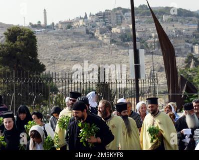Prêtres et religieuses orthodoxes grecs marchant dans une procession de la tombe de la Vierge à l'église du Saint Sépulcre dans la vieille ville de Jérusalem. Banque D'Images