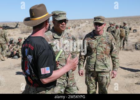 Un membre de l'escadron de défense de 2nd escadron, 11th Armored Cavalry Regiment, présente le général Michael X. Garrett, commandant général du Commandement des Forces américaines, et le commandant du Sergent Todd Sims, conseiller principal de ForSCOM, au poste de maîtrise des armes dans la zone d'entraînement du Centre national d'entraînement et de fort Irwin, en Californie. Un Spur Ride est l'occasion pour les soldats affectés à une unité de cavalerie de prouver leur endurance physique, leur expertise technique et leur connaissance de l'histoire de l'unité. Une fois maîtrisés, ils gagnent un ensemble de fessons d'argent et sont officiellement reconnus comme une emprise d'éperon Banque D'Images