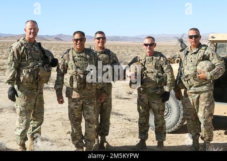 Général de brigade Curt Taylor, Commandant général, fort Irwin; général Michael X. Garrett, Commandant général, Commandement des forces des États-Unis; Colonel Todd W. Hook, Commandant, 11th Armored Cavalry Regiment (ACR); Sergent de commandement Major Todd Sims, Conseiller principal enrôlé, Commandement des forces des États-Unis; Et le sergent de commandement, le major Ryan M. McLane, conseiller principal inscrit, 11th ACR, prend une pause pour prendre une photo lors d’une visite à 23 mars au Centre national d’entraînement et à la zone d’entraînement de fort Irwin. La visite du général Garrett à fort Irwin comprenait deux arrêts dans la zone d’entraînement pour observer le parcours de l’ACR 11th. Banque D'Images