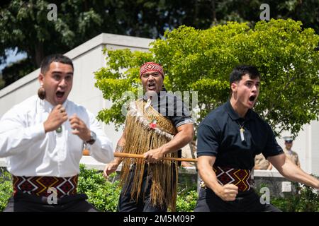 Un groupe du Polynesian Cultural Center effectue le Haka en l'honneur d'Anzac, ou corps d'armée australien et néo-zélandais, jour au cimetière national du Pacifique, Honolulu, Hawaii, 25 avril 2022. Le Haka est une danse ou un défi de guerre cérémoniel Māori habituellement exécuté dans un groupe et représentent une démonstration de la fierté, de la force et de l'unité d'une tribu. Banque D'Images