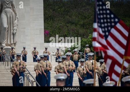 ÉTATS-UNIS Corps maritime Sgt Gregory Jacks (centre), États-Unis Marine corps Forces Pacific Band, joue le « dernier poste » pendant Anzac, ou Australian and New Zealand Army corps, cérémonie du jour au cimetière national du Pacifique, Honolulu, Hawaii, 25 avril 2022. Le jour d'Anzac est observé chaque année à Honolulu depuis 1973. Banque D'Images