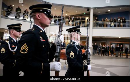 Les soldats de la Garde nationale de l'armée de l'Iowa marchent avec des fusils de cérémonie lors d'une manifestation commémorative de la Garde d'honneur au quartier général de la Force interarmées à Johnston, Iowa, on 3 mai 2022. Les membres de la Garde d'honneur se sont associés au Collège communautaire de la région des Moines à Ankeny pour éduquer les étudiants en affaires mortuaires. Banque D'Images