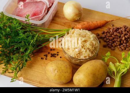 Ingrédients préparés pour la préparation de la soupe à la choucroute. Banque D'Images