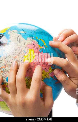 Les mains et le globe des enfants Banque D'Images