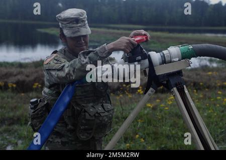 Loraille Badillo, spécialiste du traitement de l'eau affecté à la Compagnie Alpha, 87th Division appui Bataillon, 3rd Division soutien Brigade, 3rd Division infanterie, contrôle le débit d'eau pendant l'entraînement de purification de l'eau à fort Stewart, Géorgie, sur 24 mars 2022. L’entraînement à la purification de l’eau renforce les compétences du soldat et aide à la mission de garnison de l’unité pour les missions à venir potentielles et prépare les soldats au soutien logistique sur le terrain ou expéditionnaire. Banque D'Images