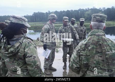 Merlin Padilla, spécialiste du traitement de l'eau affecté à la Compagnie Alpha, 87th Division appui Bataillon, 3rd Division soutien Brigade, 3rd Division infanterie, explique la fonction des purificateurs d'eau légers (CNP) au lieutenant colonel Jonathan Daniels, commandant du bataillon de la DGSS 87th, Au cours de l'événement de formation de trois jours sur la purification de l'eau à fort Stewart, en Géorgie, sur 24 mars 2022. Alpha Co. Utilise un équipement unique pour effectuer des opérations de purification de l'eau afin de permettre à l'unité de puiser dans une variété de sources d'eau et de fournir de l'eau potable propre aux soldats ou dans une h Banque D'Images