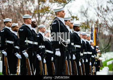 Marins des États-Unis La Garde de cérémonie de la Marine soutient les funérailles militaires avec l'escorte funéraire pour les États-Unis Marin de la Marine 1st classe Walter Stein dans la section 36 du cimetière national d'Arlington, Arlington, Virginie, 24 mars 2022. Stein a été tué lors de l'attaque sur Pearl Harbor en servant à bord de l'USS Oklahoma. D'après le communiqué de presse de la Defense POW/MIA Accounting Agency (DPAA): Le 7 décembre 1941, Stein a été affecté au cuirassé USS Oklahoma, amarré à Ford Island, Pearl Harbor, lorsque le navire a été attaqué par des avions japonais. L'USS Oklahoma a subi de multiples coups de torpille, qui c Banque D'Images