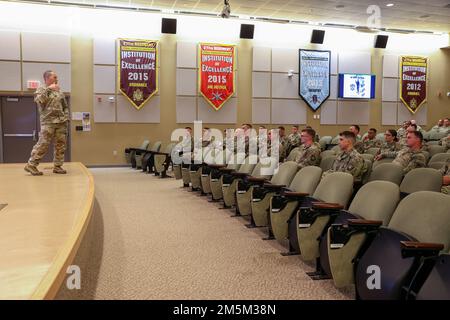 Le Sgt. Maj. Lawrence Ogle s'adresse aux soldats lors du briefing d'ouverture de la compétition des meilleurs guerriers de la Garde nationale de l'Armée de Floride en 2022, au Centre d'entraînement conjoint du camp d'atterrissage, à 24 mars 2022. Le but de cette compétition est de construire l'esprit de corps, de reconnaître et d'honorer les compétences des guerriers de l'Armée, la préparation militaire, et d'identifier le meilleur soldat et officier non commandant dans la Garde nationale de l'Armée de Floride. Banque D'Images