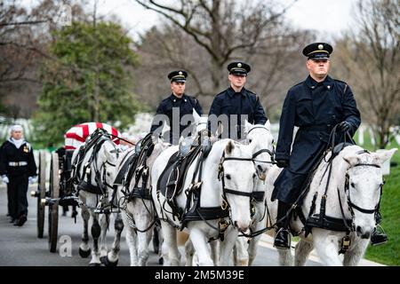 Les 3D États-Unis Infanterie Regiment (la vieille garde) Caisson platoon soutient les funérailles militaires avec escorte funéraire pour les États-Unis Marin de la Marine 1st classe Walter Stein dans la section 36 du cimetière national d'Arlington, Arlington, Virginie, 24 mars 2022. Stein a été tué lors de l'attaque sur Pearl Harbor en servant à bord de l'USS Oklahoma. D'après le communiqué de presse de la Defense POW/MIA Accounting Agency (DPAA): Le 7 décembre 1941, Stein a été affecté au cuirassé USS Oklahoma, amarré à Ford Island, Pearl Harbor, lorsque le navire a été attaqué par des avions japonais. L'USS Oklahoma a soutenu plusieurs à Banque D'Images