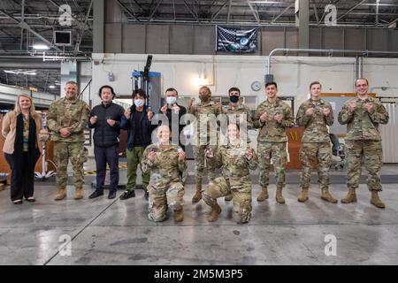 Les membres de l'escadron de préparation logistique 374th posent pour une photo après une cérémonie de reconnaissance à la base aérienne de Yokota, Japon, 24 mars 2022. Les membres du 374th LRS, de la boulangerie et du 730th Air Mobility Squadron ont produit, chargé et transporté 47 palettes contenant 987 boîtes de produits de boulangerie à Okinawa, au Japon, afin de soutenir les installations pendant que leur boulangerie était en panne. Ces efforts ont permis à 32 installations d'Okinawa de continuer à servir leurs communautés locales, dont quatre commissaries et 13 écoles. (É.-U. Air Force photo Senior Airman Brieana E. Bolfing) Banque D'Images