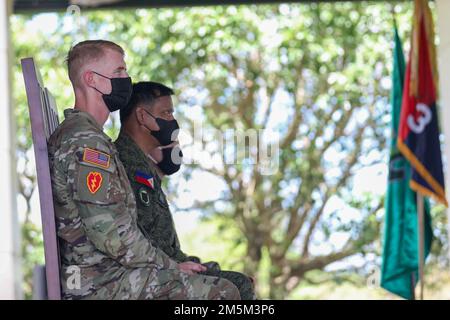 ÉTATS-UNIS Col de l'armée Josh Bookout, commandant de l'équipe de combat de la Brigade d'infanterie 3rd, 25th Infantry Regiment, 25th Infantry Division, Et le colonel de l'armée philippine José Vladimir Cagara, commandant par intérim de l'équipe de combat de la brigade 1st, écoutez les remarques au cours de la cérémonie de clôture de Salaknib 2022 à fort Magsaysay, Nueva Ecija, Philippines, 24 mars 2022. L'exercice annuel a amélioré les capacités de préparation stratégique des États-Unis L'armée et l'armée philippine tout en s'appuyant sur la vision commune de maintenir une Indo-Pacifique libre et ouverte. Banque D'Images