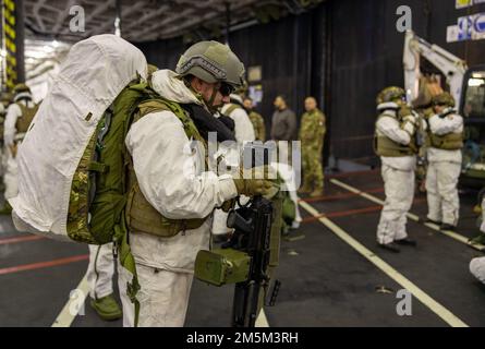 Les marines de la Brigade San Marco italienne se sont lancées sur le porte-avions italien Giuseppe Garibaldi pour préparer un événement d'entraînement lors de l'exercice Cold Response 2022, Mer norvégienne, 24 mars 2022. L'exercice Cold Response '22 est un exercice biennal de préparation nationale et de défense norvégien qui a lieu dans toute la Norvège, avec la participation de chacun de ses services militaires, ainsi que de 26 autres nations alliées de l'Organisation du Traité de l'Atlantique Nord et partenaires régionaux. Banque D'Images