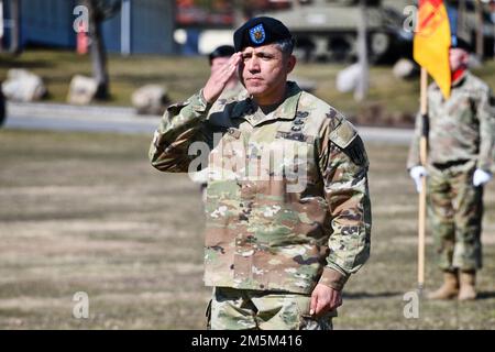 ÉTATS-UNIS Le Sergent de commandement de l’armée, le Maj. Kristian Castro, est parti, le sergent-major de commandement de la brigade d’artillerie de campagne de 41st salue lors de la cérémonie d’acceptation des responsabilités de la brigade au champ de parade de la tour caserne Grafenwoehr, en Allemagne, au 24 mars 2022. Banque D'Images