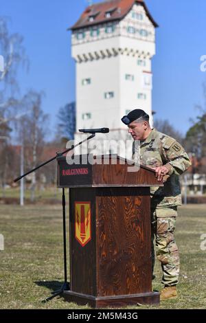 ÉTATS-UNIS Le Sergent de commandement de l’Armée de terre Kristian Castro, le sergent-major de commandement de la Brigade d’artillerie de campagne 41st entrant, s’entretient avec le public lors de la cérémonie d’acceptation des responsabilités de la brigade au champ de parade de la tour caserne Grafenwoehr, Allemagne, 24 mars 2022. Banque D'Images