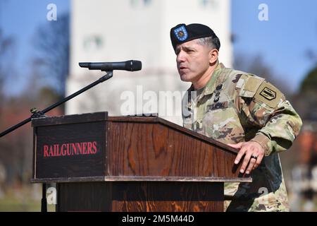 ÉTATS-UNIS Le Sergent de commandement de l’Armée de terre Kristian Castro, le sergent-major de commandement de la Brigade d’artillerie de campagne 41st entrant, s’entretient avec le public lors de la cérémonie d’acceptation des responsabilités de la brigade au champ de parade de la tour caserne Grafenwoehr, Allemagne, 24 mars 2022. Banque D'Images