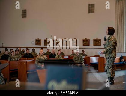 220324-N-PW480-1055 GRANDS LACS, ILLINOIS (24 mars 2022) la sous-ministre Jennifer Couture, commandant du Commandement de l’instruction du Service naval (CTNO), s’adresse aux marins lors de l’événement d’observation du mois de l’histoire des femmes des Grands Lacs, à 24 mars, au cours de l’instruction du Commandement des systèmes de combat de surface. Couture était le conférencier invité de l’événement. Le NSTC appuie l’entraînement en matière d’accessions navales pour 98 p. 100 des nouveaux officiers et des marins enrôgés de la Marine. Cette formation comprend le corps de formation des officiers de la Réserve navale (NROTC) dans plus de 160 collèges et universités du pays, le Commandement de la formation des officiers (OTC) à Newport, Rhode Island, Recr Banque D'Images