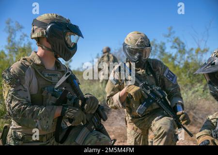 ÉTATS-UNIS Armée 2nd Lt. Jackson Garber avec A Company, 1-158th Infantry Bataillon, (à gauche) États-Unis Tristan Mitchell, SPC de l'armée, avec Headquarters et Headquarters Company, 1-158th Infantry Battalion (au centre) et U.S. Le sergent Andrew Garcia de l'armée avec la compagnie de police militaire 856th, (à droite) discuter d'un plan pour attaquer l'objectif lors des opérations militaires sur terrain urbanisé (MOUT) à la réserve militaire de Florence, à Florence, en Arizona, en 24 mars 2022. Les soldats en compétition dans cet événement ont l'occasion unique de ramener toute connaissance spécialisée acquise à leurs unités d'origine, améliorant sur le Banque D'Images