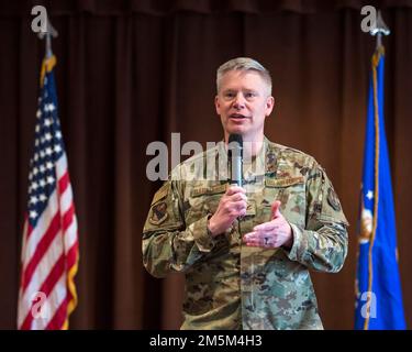 Le colonel Charles Barkhurst, vice-commandant de l'escadre de la base aérienne 88th, fait des remarques de clôture lors de la cérémonie de remise des diplômes 22-C de l'école de leadership Airman, à 24 mars 2022, à la base aérienne Wright-Patterson, en Ohio. La SLA est requise pour que les aviateurs seniors sélectionnés pour le sergent d'état-major les enseignent sur le leadership et la culture de la Force aérienne et qu'ils sont ouverts aux civils admissibles. Banque D'Images