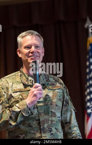 Le colonel Charles Barkhurst, vice-commandant de l'escadre de la base aérienne 88th, fait des remarques de clôture lors de la cérémonie de remise des diplômes 22-C de l'école de leadership Airman, à 24 mars 2022, à la base aérienne Wright-Patterson, en Ohio. La SLA est requise pour que les aviateurs seniors sélectionnés pour le sergent d'état-major les enseignent sur le leadership et la culture de la Force aérienne et qu'ils sont ouverts aux civils admissibles. Banque D'Images