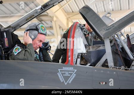 ÉTATS-UNIS Force aérienne Maj. (Ret.) Ted Sienicki, récipiendaire de l'honneur annuel Freedom Flyer 48th, vérifie la tenue de son casque juste avant de décoller pour son vol dans un T-38C talon Mar. 24, 2022, à la base commune de San Antonio-Randolph AFB. Le programme annuel Freedom Flyer a été organisé par le 560th Flying Training Squadron et honore le service et les sacrifices de nos aviateurs Vietnam POW/MIA. Banque D'Images