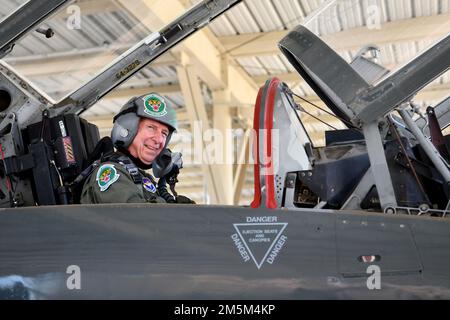 ÉTATS-UNIS Force aérienne Maj. (Ret.) Ted Sienicki, un récipiendaire de l'honneur annuel Freedom Flyer 48th sourit à sa famille juste avant de décoller pour son vol dans un T-38C talon Mar. 24, 2022, à la base commune de San Antonio-Randolph AFB. Le programme annuel Freedom Flyer a été organisé par le 560th Flying Training Squadron et honore le service et les sacrifices de nos aviateurs Vietnam POW/MIA. Banque D'Images