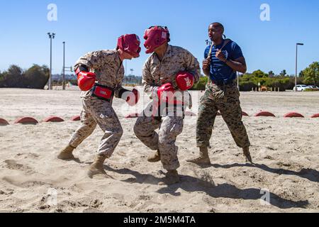 ÉTATS-UNIS Les recrues du corps maritime de la compagnie kilo, 3rd Recruit Training Battalion, se disputent les unes contre les autres lors d'un événement de combat au corps de recrutement du corps marin de dépôt San Diego, 24 mars 2022. Les recrues ont reçu des équipements de protection pour éliminer les risques inutiles pendant la compétition. Banque D'Images