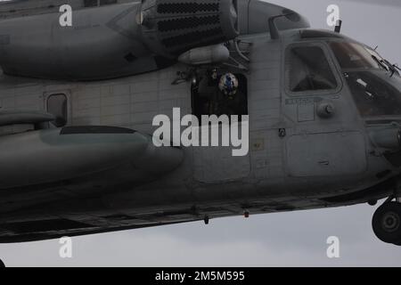 ÉTATS-UNIS Le Sgt Matthew Jensen, état-major du corps maritime, a la trappe latérale droite lors des procédures d'atterrissage d'un Super étalon CH-53E pendant l'exercice Cold Response 2022, Mer norvégienne, 24 mars 2022. Jensen et le CH-53E Super Stallion sont affectés au Marine Heavy Helicopter Squadron (HMH) 366, Marine Aircraft Group 29, 2D Marine Aircraft Wing. L'exercice Cold Response '22 est un exercice biennal de préparation nationale et de défense norvégien qui a lieu dans toute la Norvège, avec la participation de chacun de ses services militaires, ainsi que de 26 autres nations alliées de l'OTAN et partenaires régionaux. Banque D'Images