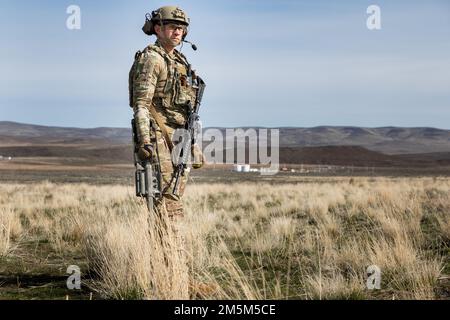 Les techniciens d'élimination d'explosifs d'artillerie (EOD) du 53rd Ordnance Company, 3rd Ordnance Battalion, 71st Ordnance Group, pratiquent diverses techniques lors de l'entraînement de soutien (SST) des forces d'opérations spéciales (SOF) à Yakima, Washington, 24 mars 2022. Il est important que la communauté EOD intègre la formation de soutien SOF afin que les techniciens EOD puissent mieux comprendre leurs homologues sur le champ de bataille pendant les déploiements. Banque D'Images