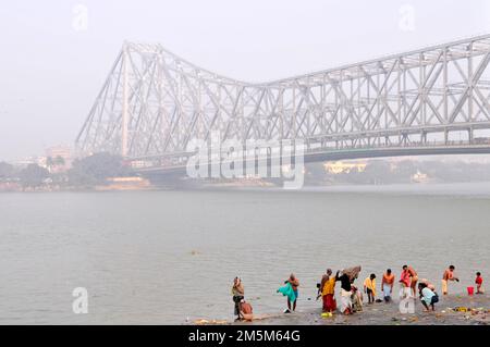 Mallick Ghat sur les rives de la rivière Hooghly à Kolkata, Bengale occidental, Inde. Banque D'Images