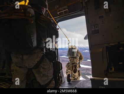 ÉTATS-UNIS Des soldats de l'armée affectés à l'équipe de combat de la brigade 4th, 25th Division d'infanterie, quittent un C-17 Globemaster III pendant l'exercice Rainier War 22A à la base interarmées Elmendorf-Richardson, Alaska, 24 mars 2022. Cet exercice est conçu pour démontrer la capacité de l’aile Airlift 62nd à fonctionner et à survivre tout en débattant les défis à l’avantage militaire américain dans tous les domaines opérationnels – l’air, la terre, la mer et le cyberespace. Banque D'Images