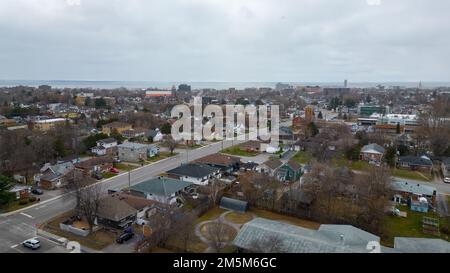 13 2022 nov., North Bay Ontario Canada, vue vers le bas Ferguson St Aerial. Luke Durda/Alamy Banque D'Images