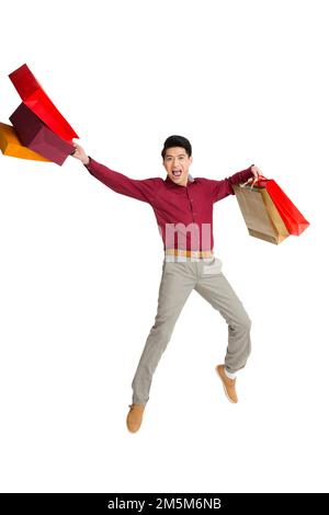 Remise sur un jeune homme portant un sac de shopping Banque D'Images