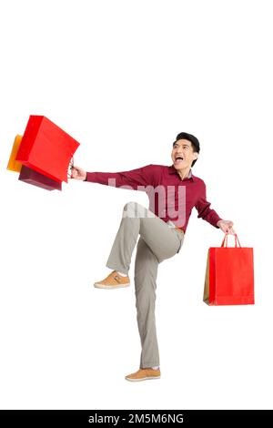 Remise sur un jeune homme portant un sac de shopping Banque D'Images