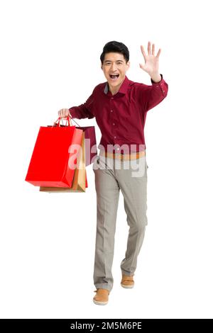 Remise sur un jeune homme portant un sac de shopping Banque D'Images